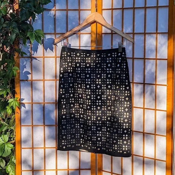 Elie Tahari Dual-layer Formal Skirt, Black cutout fabric and silky Pearl lining - Picture 5 of 12